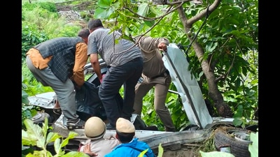 Police were alerted around 3am, following which local residents and police officials launched a relief and rescue operation. (Aqil Khan/HT) Police were alerted around 3am, following which local residents and police officials launched a relief and rescue operation. (Aqil Khan/HT)