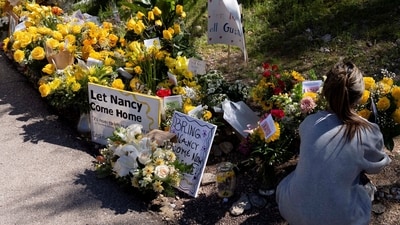 A delivery driver drops off yellow flowers at the house of Nancy Guthrie, the 84-year-old mother of U.S. journalist and television host Savannah Guthrie, who went missing from her home on February 1, in Tucson, U.S. February 21, 2026.  REUTERS/Rebecca Noble/File Photo (REUTERS)