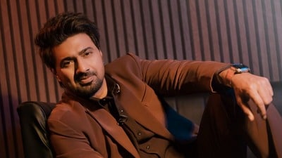 কোন ভয়ে রাতে জেগে থাকেন দেব?