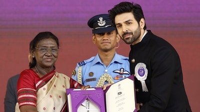 President Droupadi Murmu presents Best Actor in a Leading Role award to Kartik Aaryan for Chandu Champion. (@Bhupendrapbjp X/ANI Photo) (@Bhupendrapbjp)