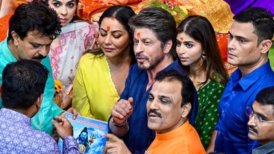 Shah Rukh Khan offers prayers at Lalbaugcha Raja, Gauri Khan and Suhana Khan  join him for aarti. Watch | Bollywood