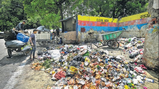 An overflowing dhalao in south Delhi. (HT Archive)