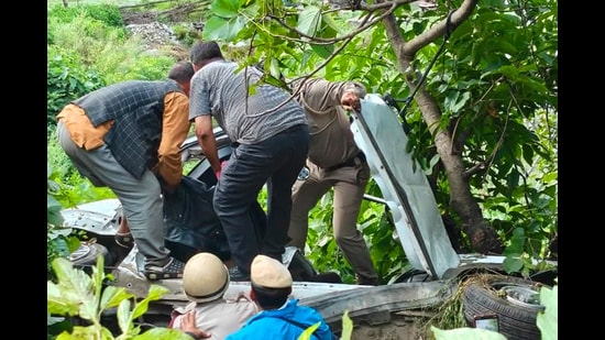 Police were alerted around 3am, following which local residents and police officials launched a relief and rescue operation. (Aqil Khan/HT)