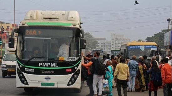 Pune, India - Dec. 3, 2022: PMPML bus stops on road causes traffic chaos at Katraj junction (Nadeem Inamdar story) in Pune, India, on Saturday, December 3, 2022. (Photo by Ravindra Joshi/HT k PHOTO)