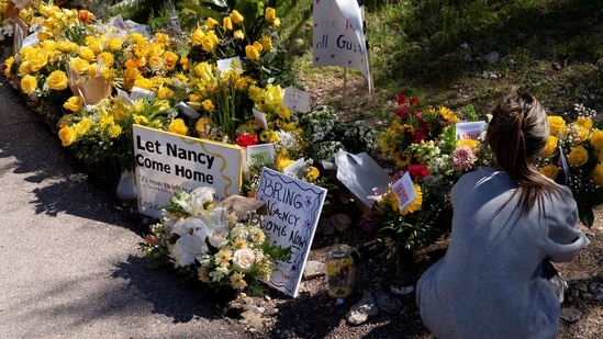 A delivery driver drops off yellow flowers at the house of Nancy Guthrie, the 84-year-old mother of U.S. journalist and television host Savannah Guthrie, who went missing from her home on February 1, in Tucson, U.S. February 21, 2026.  REUTERS/Rebecca Noble/File Photo