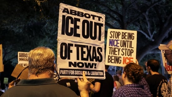 Activists hold an emergency protest a day after an Immigration and Customs Enforcement (ICE) agent shot and wounded a man from Venezuela who, according to his lawyer, was working as a DoorDash driver, at the Texas State Capitol in Austin, Texas, US, September 21, 2026. REUTERS/Nuri Vallbona(REUTERS)