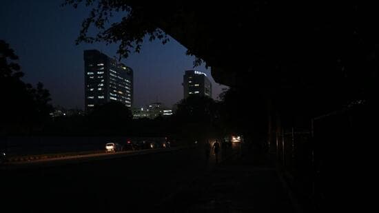 Unlit stretch outside Gate Number one of Aastha Kunj Park in the evening. (Vipin Kumar/HT Photo)
