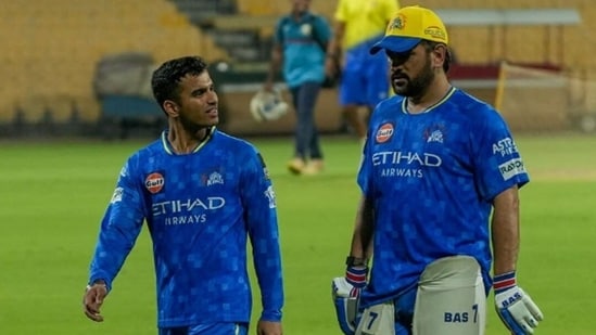 Vansh Bedi with MS Dhoni during his CSK days.