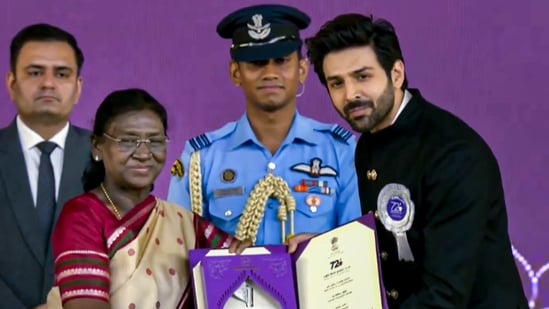 President Droupadi Murmu confers award for Best Actor in a Leading Role on Kartik Aaryan for his performance as Murlikant Petkar in the film Chandu Champion. (@PresidentOfIndia/YT via PTI Photo)(PTI09_22_2026_000320B)