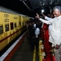 ప్రయాణికులకు సీఎం చంద్రబాబు అభివాదం