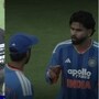 জাপানের বিরুদ্ধে আম্পায়ারের কাছে অসন্তোষ প্রকাশ শ্রেয়স আইয়ারের, পরে ওয়াশিংটন সুন্দরের সঙ্গে কথোপকথন। (ছবি সৌজন্যে এক্স)