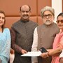 তৃণমূল কংগ্রেস ছেড়ে ন্যাশনালিস্ট সিটিজেনস পার্টি অব ইন্ডিয়া বা NCPI-তে যোগ দেওয়া ২০ সাংসদের বিরুদ্ধে দলবদল বিরোধী আইনে চলা মামলায় ফের সময়সীমা ঘিরে জটিলতা তৈরি হয়েছে।