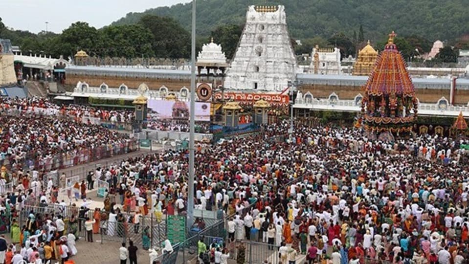 <p>స్వామివారి రథానికి కట్టిన పవిత్ర వస్త్రపు తాళ్లను పట్టుకుని లాగేందుకు భక్తులు తీవ్రంగా పోటీపడ్డారు. భక్తులందరూ కలసికట్టుగా రథాన్ని ముందుకు లాగుతూ ఆధ్యాత్మిక అనుభూతిలో తేలిపోయారు. రథోత్సవం వేళ ఎలాంటి కాళాకర్శణ లేదా భద్రతా లోపాలు తలెత్తకుండా, వేలాది మందికి సురక్షితమైన దర్శనం లభించేలా తిరుమల తిరుపతి దేవస్థానం (TTD) అధికారులు, పోలీసు యంత్రాంగం అత్యంత పక్కాగా ఏర్పాట్లు పూర్తి చేశారు.</p>