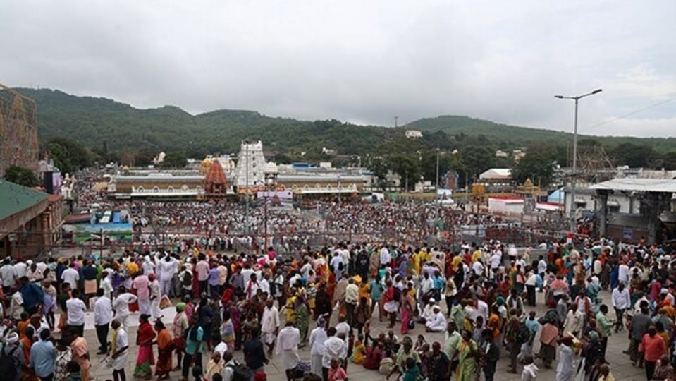 <p>ఈ ఆధ్యాత్మిక రథోత్సవం ప్రతి ఒక్కరిలోని ఆత్మతత్త్వాన్ని తట్టిలేపుతుంది. బాహ్యంగా భక్తులు రథాన్ని తాళ్లతో లాగుతున్నట్లు కనిపిస్తున్నప్పటికీ, సకల ప్రాణులలో అంతర్యామిగా ఉండి నడిపించే ఆ పరమాత్మ తన భక్తులను తరింపజేసేందుకు ఈ సమస్త జగత్తు అనే రథాన్ని తానే నడిపిస్తున్నాడనే పరమసత్యాన్ని ఈ ఉత్సవం మానవాళికి గుర్తుచేస్తోంది.</p><p> </p>