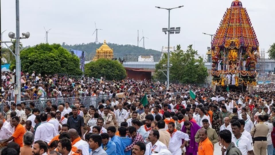 <p>కలియుగ వైకుంఠమైన తిరుమల గిరులు భక్తిపారవశ్యంతో పులకించిపోయాయి. శ్రీవారి సాలకట్ల బ్రహ్మోత్సవాలలో అత్యంత కీలకమైన, వైభవపేతమైన ఎనిమిదో రోజు ఉత్సవం మంగళవారం ఉదయం అత్యంత వేడుకగా జరిగింది. ఉదయం 7 గంటల నుంచి 9 గంటల మధ్య శ్రీమలయప్పస్వామివారు ఉభయదేవేరులైన శ్రీదేవి, భూదేవి సమేతంగా మహోన్నతమైన రథంపై కొలువుదీరి భక్తులకు దివ్యదర్శనాన్ని అనుగ్రహించారు.</p>