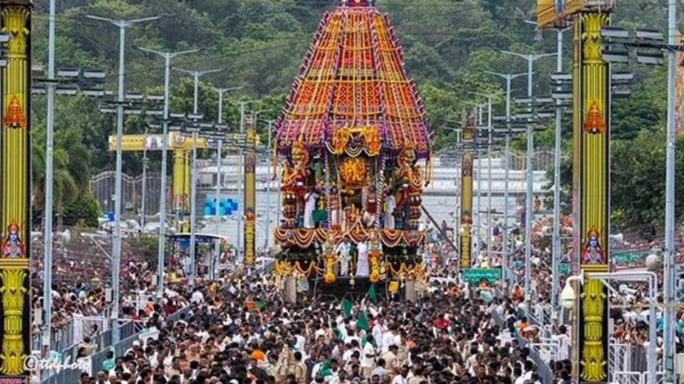 <p>అనాదికాలం నుంచి మన ఆర్ష సంప్రదాయంలో రథసంచారానికి ఎంతో ప్రాముఖ్యత ఉనికిలో ఉంది. ప్రాచీన కాలంలో రాజులు, చక్రవర్తులు రథాలపై పయనించేవారని, యుద్ధాలలోనూ వీటిని విరివిగా ఉపయోగించారని భారతం, రామాయణం వంటి ఇతిహాసాలు మరియు పురాణాలు వివరిస్తున్నాయి.</p>
