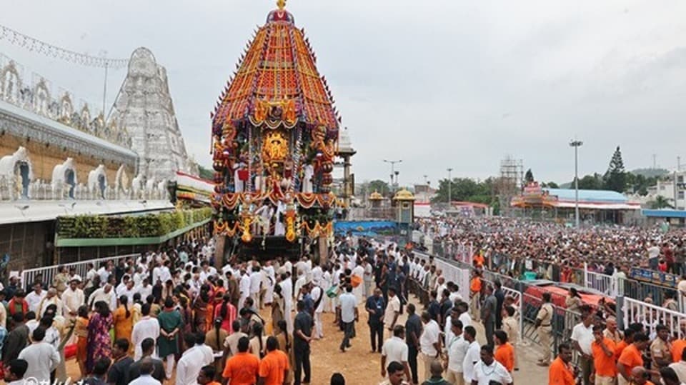 <p>రంగురంగుల పుష్పాలు, శోభాయమానమైన అలంకారాల నడుమ స్వామివారు రథాన్ని అధిరోహించి తిరుమాడ వీధుల్లో విహరిస్తున్న దృశ్యం భక్తులను మైమరిపించింది. పవిత్ర తిరుమాడ వీధుల గుండా రథం సాగుతున్నంతసేపు వేలాదిగా తరలివచ్చిన భక్తులు అడుగడుగునా హారతులు పడుతూ, “గోవిందా.. గోవిందా..” అంటూ చేసిన నామస్మరణతో శేషాచలం కొండలు మారుమోగిపోయాయి.</p>