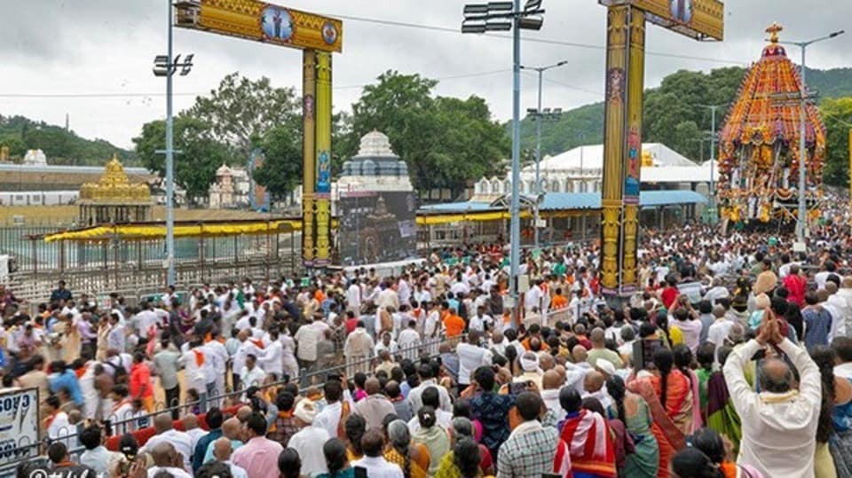 <p>ఈ వైభవమైన రథోత్సవంలో తిరుమల శ్రీశ్రీశ్రీ పెద్దజీయర్‌స్వామి, తిరుమల శ్రీశ్రీశ్రీ చిన్నజీయర్‌స్వామి, టీటీడీ ఛైర్మన్ బి.ఆర్. నాయుడు, ఈవో ముద్దాడ రవిచంద్ర, పలువురు ధర్మకర్తల మండలి సభ్యులు, అదనపు ఈవో సి.హెచ్. వెంకయ్య చౌదరి, జేఈవో డాక్టర్ ఎ. శరత్, తిరుపతి ఎస్పీ ఎల్. సుబ్బరాయుడు, సీవీఎస్వో మురళీకృష్ణ, ఎస్వీబీసీ ఛైర్మన్ శ్రీధర్ వర్మ, ఇంజినీరింగ్ విభాగ అధికారులు మరియు వేలాదిగా భక్తులు పాల్గొన్నారు.</p>
