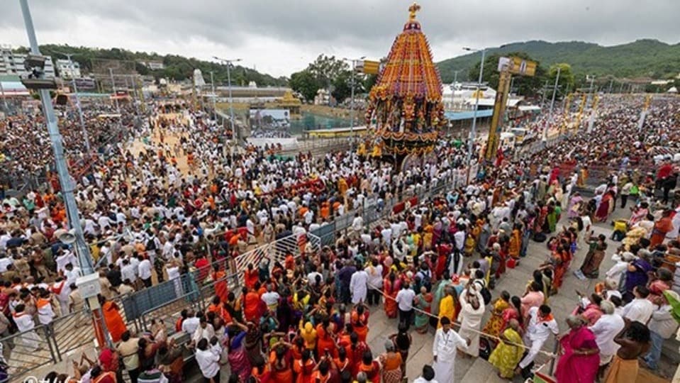 <p>శ్రీమహావిష్ణువు గరుడధ్వజుడై నాలుగు గుర్రాలు పూన్చిన దివ్య రథంపై విహరిస్తాడని పవిత్ర గ్రంథాలు పేర్కొంటున్నాయి. అదే సాంప్రదాయాన్ని అనుసరిస్తూ ప్రసిద్ధ క్షేత్రాలలో ఉత్సవమూర్తులను రథంపై అధిష్ఠింపజేసి ఊరేగించే సనాతన పద్ధతిని ఆగమశాస్త్రాల ప్రకారం నేటికీ కొనసాగిస్తున్నారు.</p>