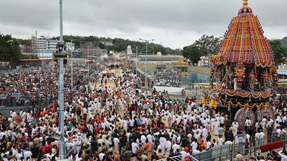 <p>తిరుమల శ్రీవారి రథోత్సవానికి అత్యంత విశిష్టమైన ఆధ్యాత్మిక ప్రాధాన్యం ఉంది. "రథస్థం కేశవం దృష్ట్వా పునర్జన్మ న విద్యతే" అనే ప్రముఖ ఆర్షవాక్యం ప్రకారం.. రథంపై కొలువుదీరిన శ్రీకేశవుని ఒక్కసారి దర్శిస్తే పునర్జన్మ అనే సంసార బంధం నుంచి విముక్తి లభిస్తుందని భక్తుల నమ్మకం.</p>