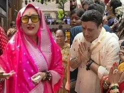 কোমলের হাত ধরে লালবাগচা রাজার দর্শনে এলেন গোবিন্দা