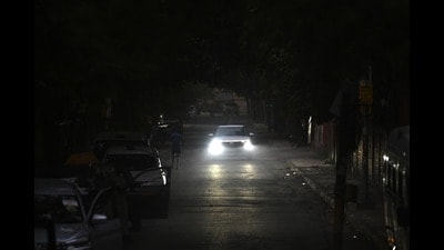 A poorly lit stretch near Lady Shri Ram College (LSR), close to Aastha Kunj park, on Wednesday. (Sanchit Khanna/Hindustan Times) A poorly lit stretch near Lady Shri Ram College (LSR), close to Aastha Kunj park, on Wednesday. (Sanchit Khanna/Hindustan Times)