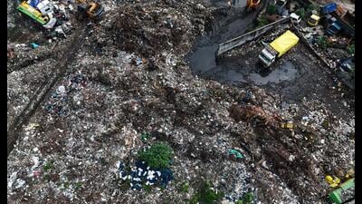 An aerial view of the dumping site close to residential colonies, including Nehru Enclave and Eldeco Greens. (HT Photo) An aerial view of the dumping site close to residential colonies, including Nehru Enclave and Eldeco Greens. (HT Photo)
