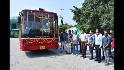 DTC staff bid adieu to the bus that served for 15 years in a quiet ceremony on Tuesday. (HT Photo) DTC staff bid adieu to the bus that served for 15 years in a quiet ceremony on Tuesday. (HT Photo)