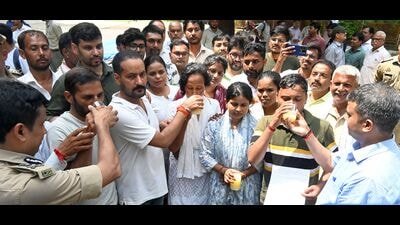 District magistrate Manish Verma and police commissioner Piyush Mordia offer juice to protesters to end their fast on Wednesday. (Anil Kumar Maurya/HT) District magistrate Manish Verma and police commissioner Piyush Mordia offer juice to protesters to end their fast on Wednesday. (Anil Kumar Maurya/HT)