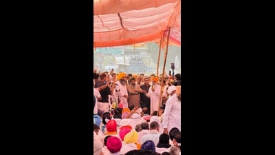 Earlier in the day, local police detained several farmer leaders and office-bearers of farmers’ unions across the state to prevent them from joining the dharna. (HT Photo)