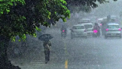 <p>మరోవైపు హైదరాబాద్ మరియు దాని పరిసర ప్రాంతాలైన మేడ్చల్-మల్కాజిగిరి, రంగారెడ్డి, సంగారెడ్డి, వికారాబాద్ జిల్లాల్లో కూడా సెప్టెంబర్ 23 నుంచి 26 వరకు తేలికపాటి నుండి మోస్తరు వర్షాలతో పాటు అక్కడక్కడ ఈదురు గాలులతో కూడిన వర్షాలు కురిసే సూచనలున్నాయి. మంగళవారం ఖైరతాబాద్లో 3.2 సెం.మీ., కూకట్పల్లి 2.8, ముషీరాబాద్ 2.5, అబ్దుల్లాపూర్మెట్ 2.3 సెం.మీ. వర్షం కురిసింది.</p> <p>మరోవైపు హైదరాబాద్ మరియు దాని పరిసర ప్రాంతాలైన మేడ్చల్-మల్కాజిగిరి, రంగారెడ్డి, సంగారెడ్డి, వికారాబాద్ జిల్లాల్లో కూడా సెప్టెంబర్ 23 నుంచి 26 వరకు తేలికపాటి నుండి మోస్తరు వర్షాలతో పాటు అక్కడక్కడ ఈదురు గాలులతో కూడిన వర్షాలు కురిసే సూచనలున్నాయి. మంగళవారం ఖైరతాబాద్లో 3.2 సెం.మీ., కూకట్పల్లి 2.8, ముషీరాబాద్ 2.5, అబ్దుల్లాపూర్మెట్ 2.3 సెం.మీ. వర్షం కురిసింది.</p>