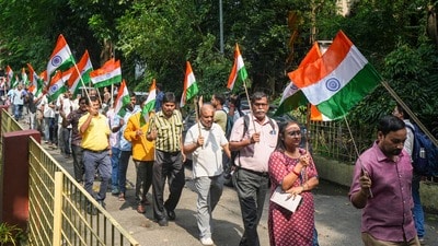 ‘বন্দে মাতরম’ গাইছেন না কেউ। তাতে কি তাঁর বিরুদ্ধে ফৌজদারি মামলা হতে পারে? (PTI)