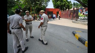 Police personnel outside Lady Shri Ram College (LSR) on Wednesday. (Sanchit Khanna/Hindustan Times) Police personnel outside Lady Shri Ram College (LSR) on Wednesday. (Sanchit Khanna/Hindustan Times)