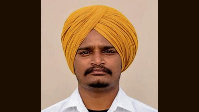 Resham Singh, a complaint-handling bike (CHB) worker, was deployed to attend to the fault on the Bhagwanpura AP feeder. (HT Photo)