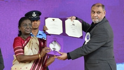 President Droupadi Murmu presenting the National Award to director Atul Pandey