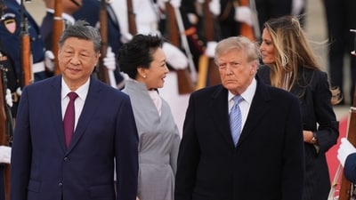 Xi Jinping arrived in Washington, where Donald Trump and Melania personally came to the airport to welcome him for his state visit.. (AP Photo/Mark Schiefelbein) (AP Photo/Mark Schiefelbein)