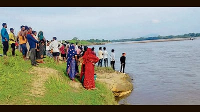 Villagers gather at the mishap site near Koel river on Wednesday (HT PHOTO) Villagers gather at the mishap site near Koel river on Wednesday (HT PHOTO)