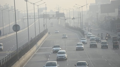 Ghaziabad: Vehicles ply with their headlights amid dense smog on the Delhi-Meerut Expressway and National Highway-9 near Dasna (Sakib Ali/HT)