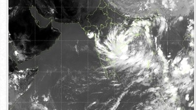 <p>ఇక సెప్టెంబర్ 25న ఉమ్మడి ఆదిలాబాద్, కరీంనగర్, వరంగల్ మరియు ఖమ్మం జిల్లాల్లో భారీ వర్షాలు నమోదు కావచ్చని అధికారులు హెచ్చరించారు. సెప్టెంబర్ 26 మరియు 27 తేదీలలో ఎలాంటి తీవ్రమైన హెచ్చరికలు లేనప్పటికీ, మోస్తరు జల్లులు పడతాయని పేర్కొన్నారు. </p> <p>ఇక సెప్టెంబర్ 25న ఉమ్మడి ఆదిలాబాద్, కరీంనగర్, వరంగల్ మరియు ఖమ్మం జిల్లాల్లో భారీ వర్షాలు నమోదు కావచ్చని అధికారులు హెచ్చరించారు. సెప్టెంబర్ 26 మరియు 27 తేదీలలో ఎలాంటి తీవ్రమైన హెచ్చరికలు లేనప్పటికీ, మోస్తరు జల్లులు పడతాయని పేర్కొన్నారు. </p>