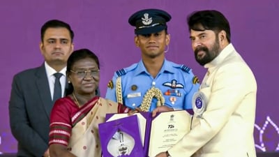 President Droupadi Murmu confers award for Best Actor in a Leading Role on Mammootty for his performance in the Malayalam film 'Bramayugam' during the 72nd National Film Awards, at Kevadia, in Narmada district, Gujarat. (@PresidentOfIndia/YT via PTI Photo)(PTI09_22_2026_000317B) (@PresidentOfIndia) President Droupadi Murmu confers award for Best Actor in a Leading Role on Mammootty for his performance in the Malayalam film 'Bramayugam' during the 72nd National Film Awards, at Kevadia, in Narmada district, Gujarat. (@PresidentOfIndia/YT via PTI Photo)(PTI09_22_2026_000317B) (@PresidentOfIndia)