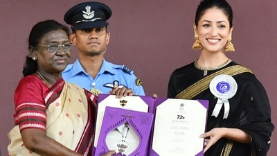 President Droupadi Murmu presents Best Actress in a Leading Role award for Article 370 to Actress Yami Gautam at the 72nd National Film Awards ceremony, in Kevadia on Tuesday. President Droupadi Murmu presents Best Actress in a Leading Role award for Article 370 to Actress Yami Gautam at the 72nd National Film Awards ceremony, in Kevadia on Tuesday.