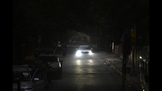 A poorly lit stretch near Lady Shri Ram College (LSR), close to Aastha Kunj park, on Wednesday. (Sanchit Khanna/Hindustan Times)