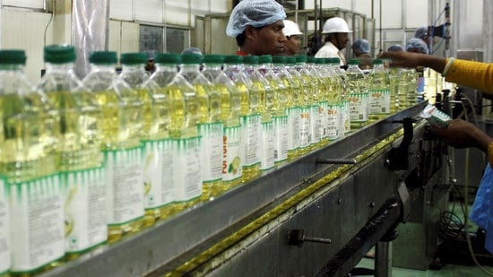  India has cut the basic import duty on crude and refined edible oils, including palm oil, soyoil and sunflower oil, the government said in a notification