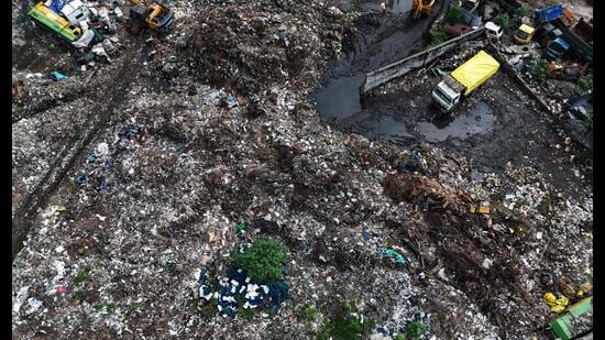 An aerial view of the dumping site close to residential colonies, including Nehru Enclave and Eldeco Greens. (HT Photo)