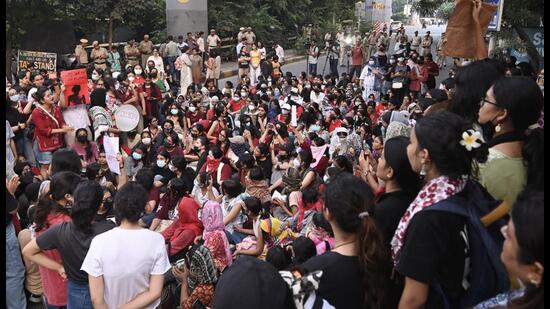 Students of LSR take part in a protest march near the college on Wednesday, raising concerns over women’s safety following the alleged gang rape of a 17-year-old girl at Aastha Kunj Park near Kalkaji. (Sanchit Khanna/HT PHOTO)