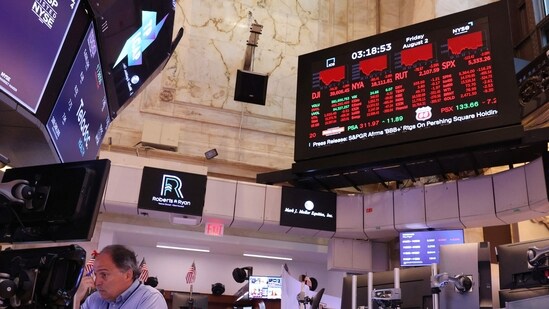 US stocks fall as Treasury yields hit 5% and oil prices rise. (Photo by Michael M. Santiago / GETTY IMAGES NORTH AMERICA / Getty Images via AFP)
