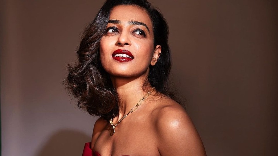 Heroine: ఆ బోల్డ్ సీన్ లీక్ అయిన తర్వాత భయపడిపోయా.. డోర్‌బెల్ కొట్టినా వణికేదాన్ని.. వాచ్‌మ్యాన్ కూడా అది చూశాడు: రాధిక