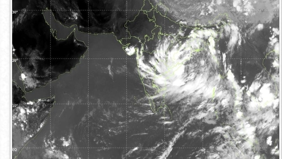 <p>ఇక సెప్టెంబర్ 25న ఉమ్మడి ఆదిలాబాద్, కరీంనగర్, వరంగల్ మరియు ఖమ్మం జిల్లాల్లో భారీ వర్షాలు నమోదు కావచ్చని అధికారులు హెచ్చరించారు. సెప్టెంబర్ 26 మరియు 27 తేదీలలో ఎలాంటి తీవ్రమైన హెచ్చరికలు లేనప్పటికీ, మోస్తరు జల్లులు పడతాయని పేర్కొన్నారు. </p>