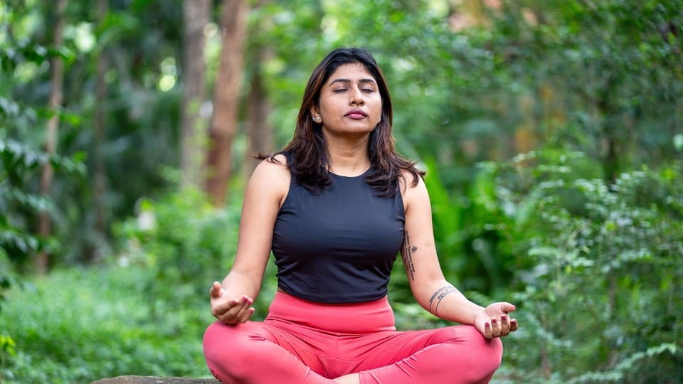 <p><strong>శ్వాసపై ధ్యాస పెట్టడం- </strong>ఆలోచనల సుడిగుండంలో చిక్కుకున్నప్పుడు శ్వాసను ఒక ఆసరాగా వాడుకోవాలి. నెమ్మదిగా శ్వాస తీసుకుంటూ, వదులుతూ లెక్కించడం ప్రారంభించాలి. శ్వాస ప్రక్రియపై దృష్టి పెట్టడం వల్ల మనసు స్థిరత్వానికి వస్తుంది. అంతేకాకుండా, నెమ్మదిగా తీసుకునే దీర్ఘ శ్వాసలు శరీరాన్ని రిలాక్స్ చేసి, ఒత్తిడి తగ్గించడంలో సహాయపడతాయి.</p>