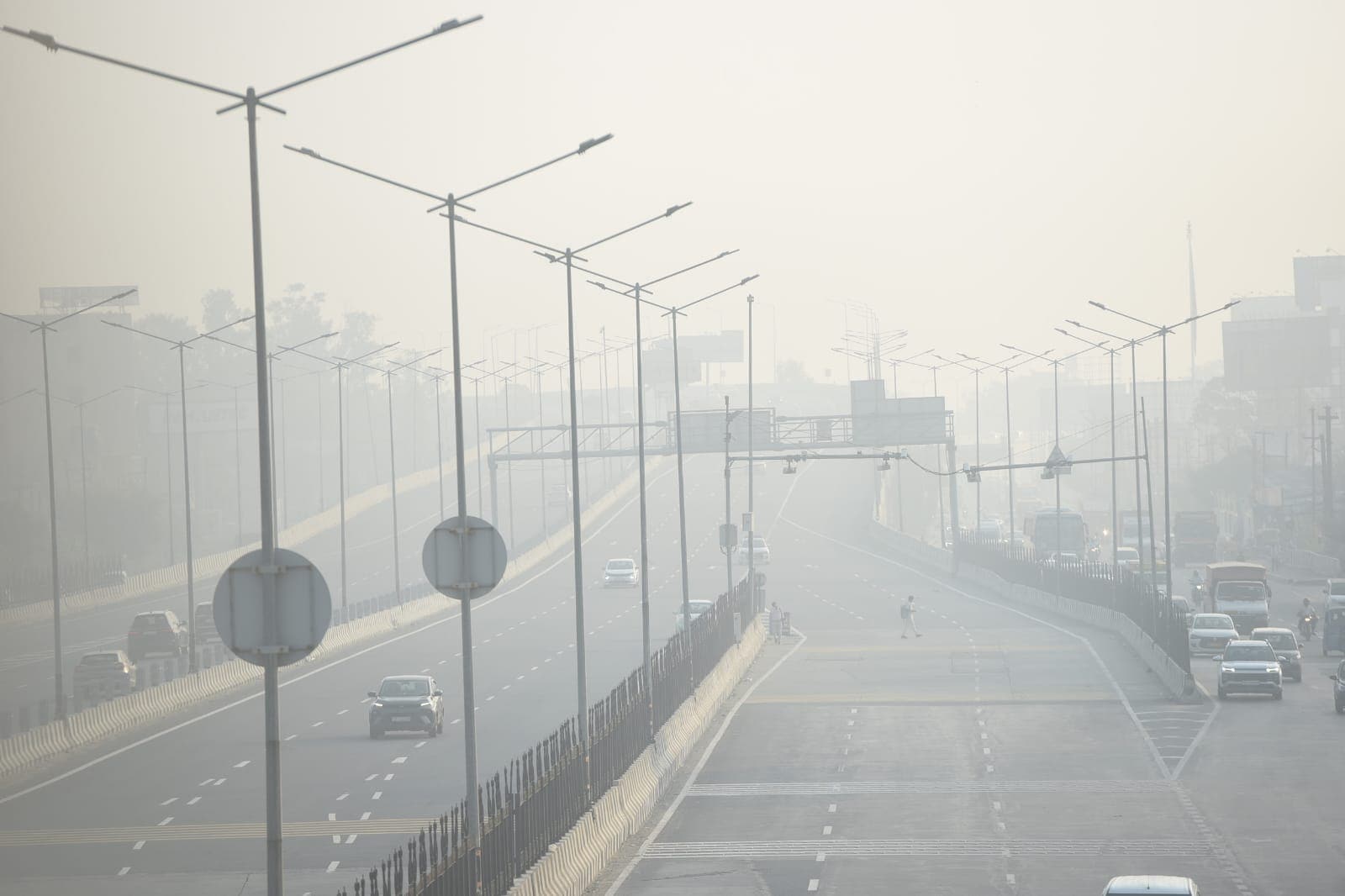 The minimum temperature was recorded at 24.5 °C by IMD at Ghaziabad. (Sakib Ali/HT)